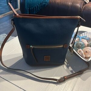 Dooney and Bourke handbag like new! Pebble Grain Zip Sac
